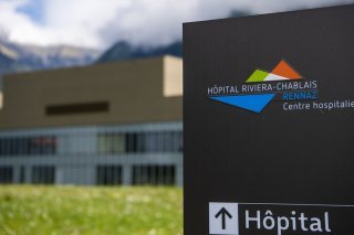 Le retour à l'équilibre financier de l'Hopital Riviera Chablais (HRC) à Rennaz (VD) est finalement plutôt attendu pour 2028 que pour 2026 (archives). Keystone/JEAN-CHRISTOPHE BOTT